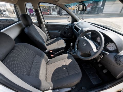 Nissan - Np200