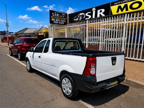 Nissan - Np200