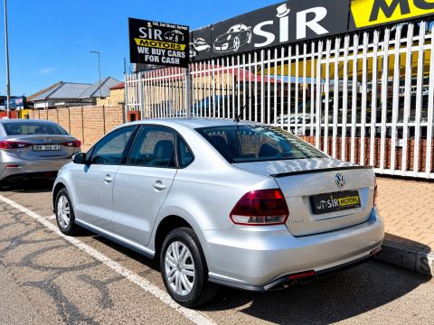 Volkswagen - Polo Sedan 